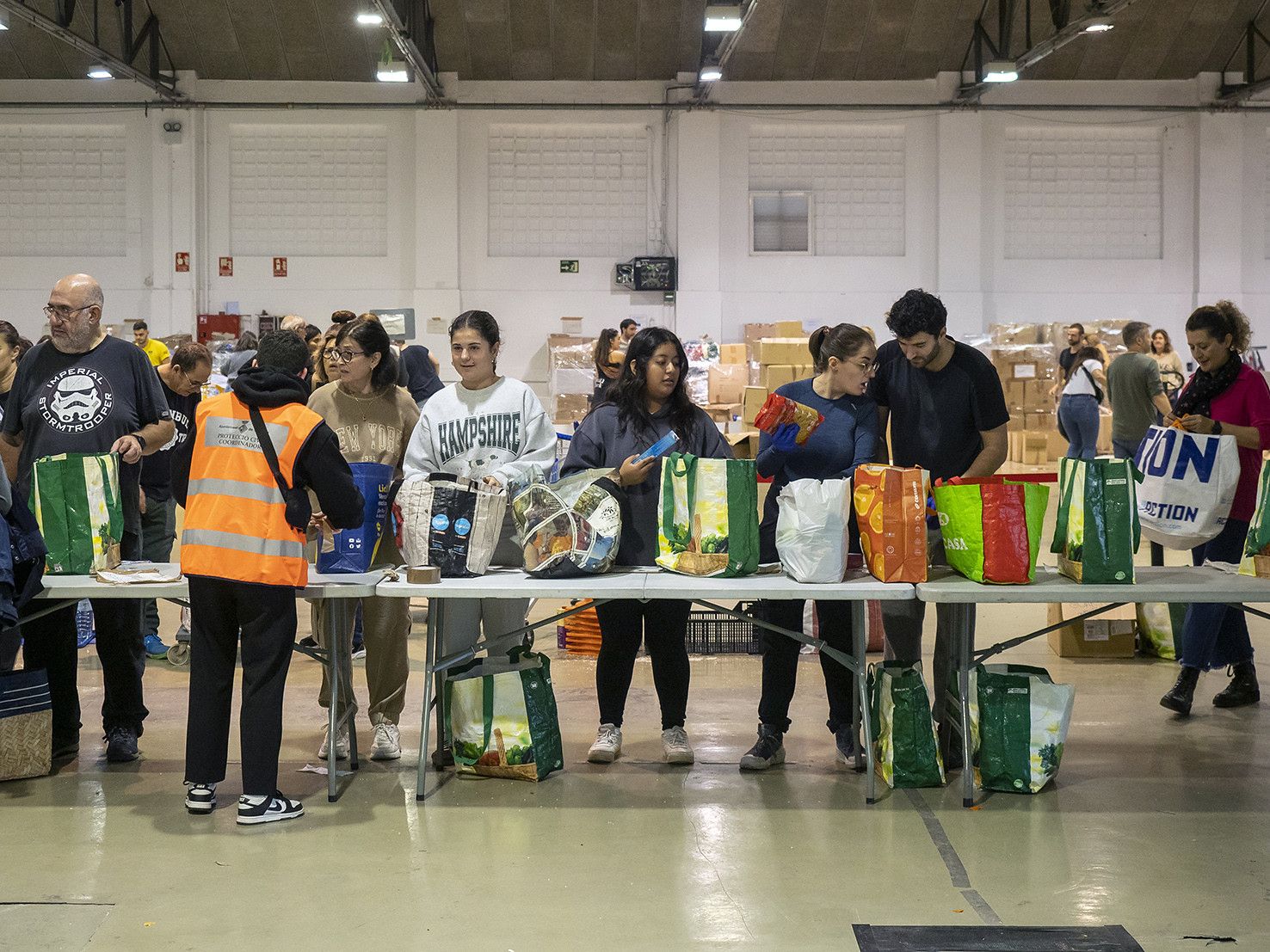 Voluntaris recollint i organitzant donacions al recinte firal de Terrassa