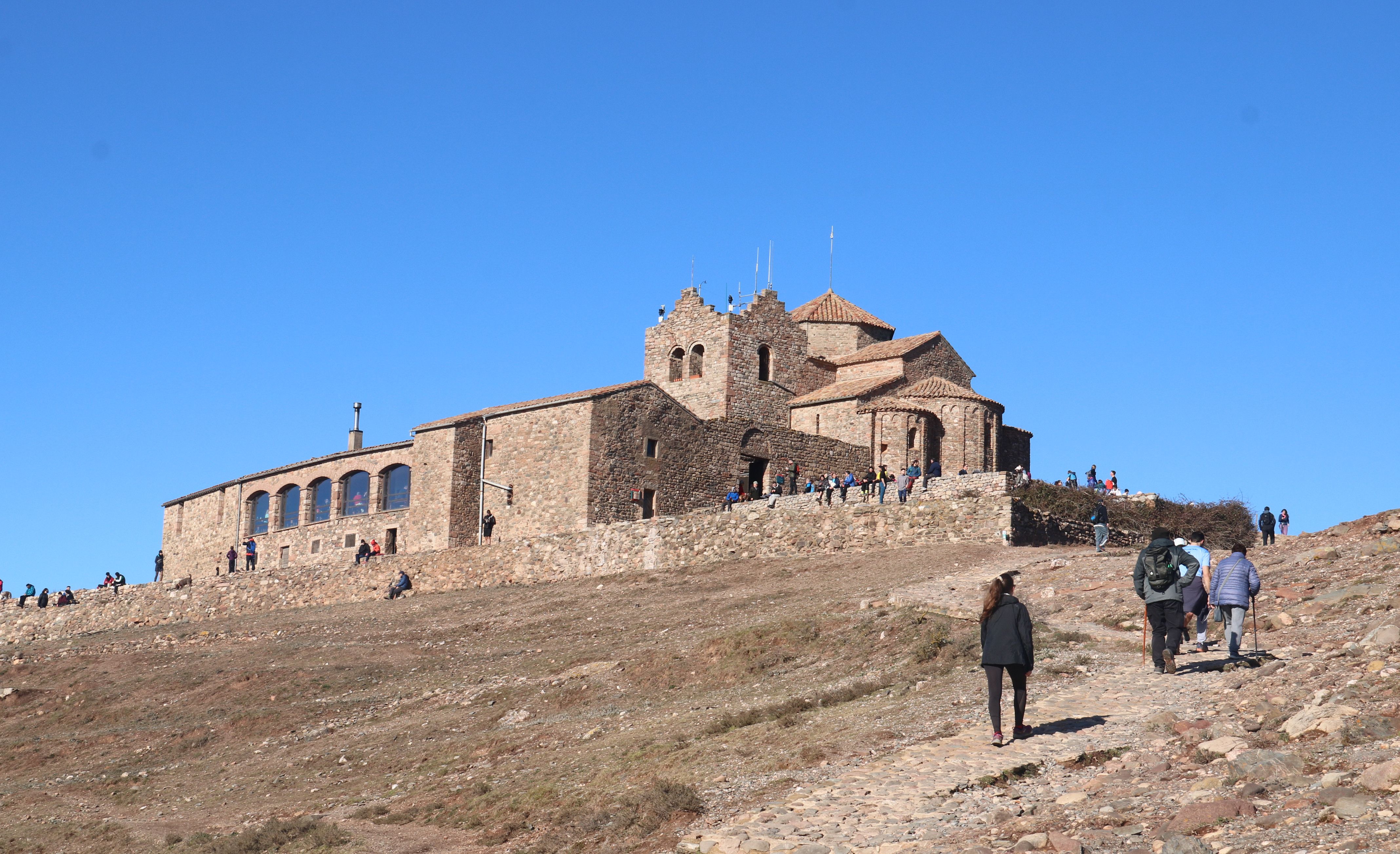 Excursionistes arribant al cim de la Mola.