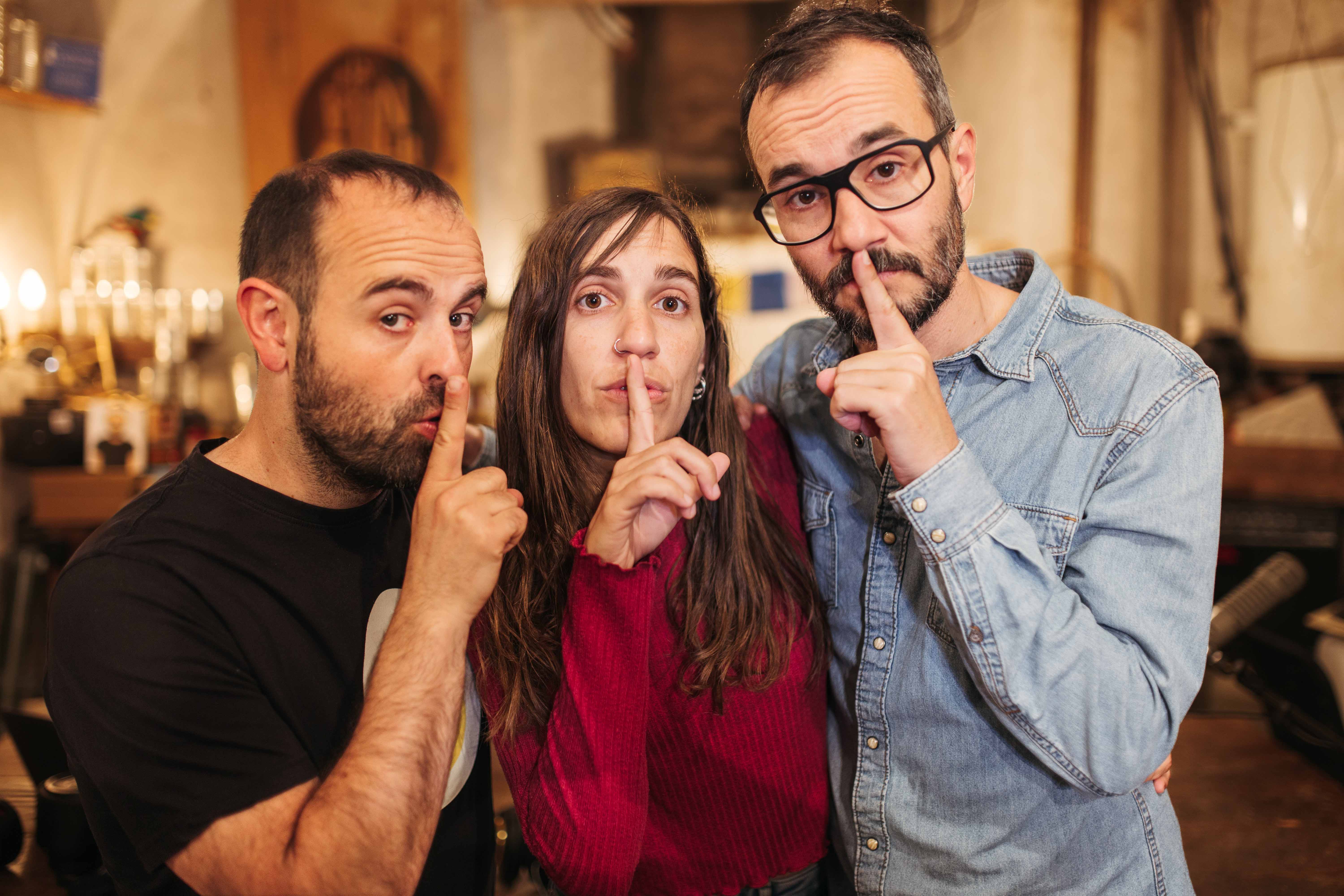 L'equip d'humoristes del Búnquer, Peyu, Jair Domínguez i Neus Rossell explicaran la biografia de Montserrat Cavaller el diumenge 16 de febrer.