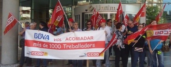 Els treballadors i delegats de CCOO, a la seu d'Unnim a Terrassa