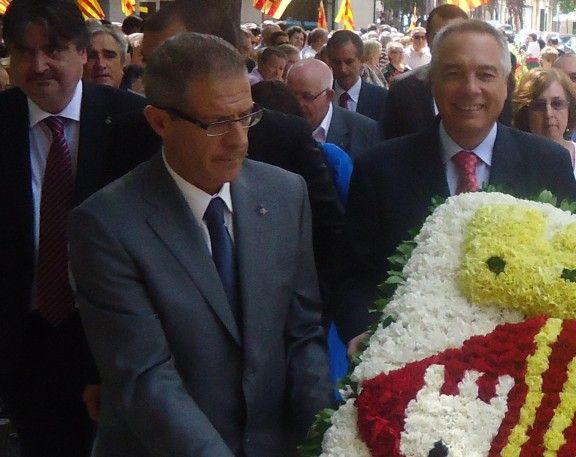 Gabriel Turmo duu l'ofrena floral del consistori al costat de l'alcalde