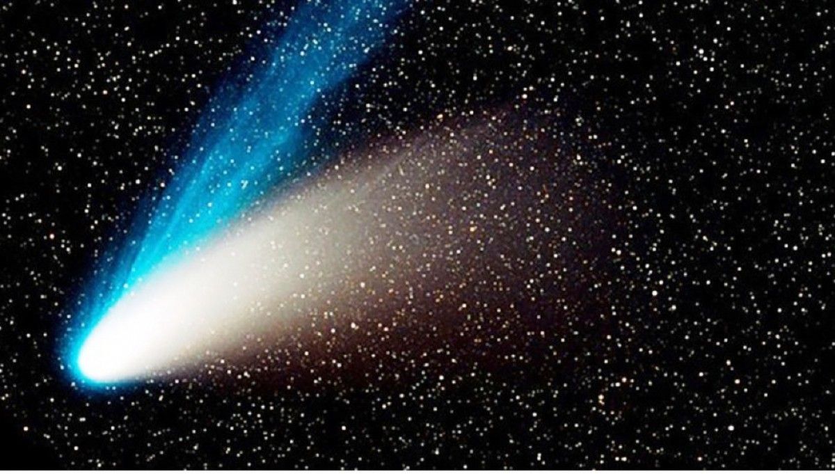 El cometa Catalina, de dues cus