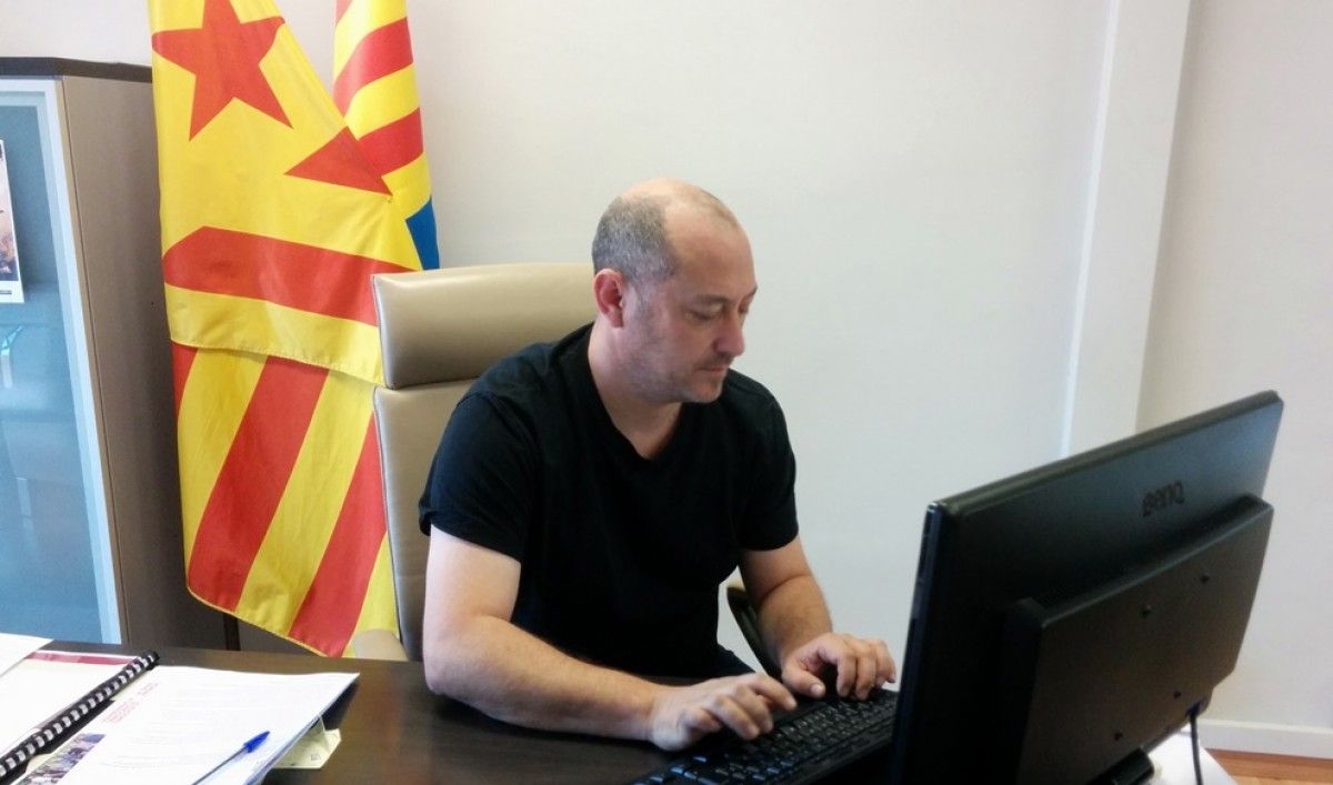 L'alcalde de Vacarisses, Toni Masana, al seu despatx 
