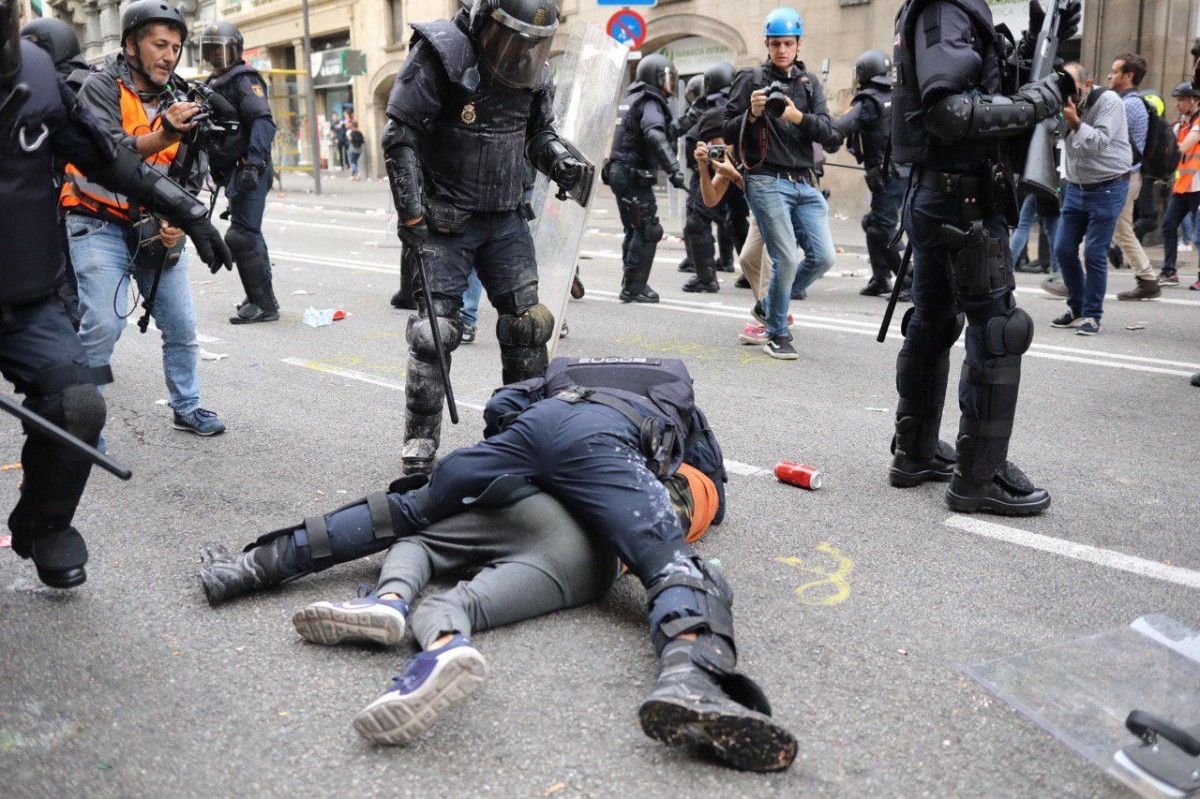 La policia espanyola va detenir i arrossegar el menor a la Via Laietana.