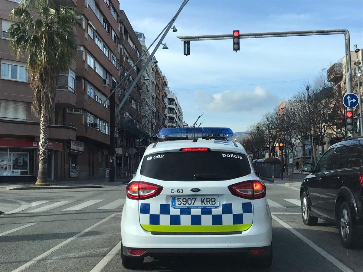 Policia Municipal de Terrassa patrullant per la ciutat durant el coronavirus. 