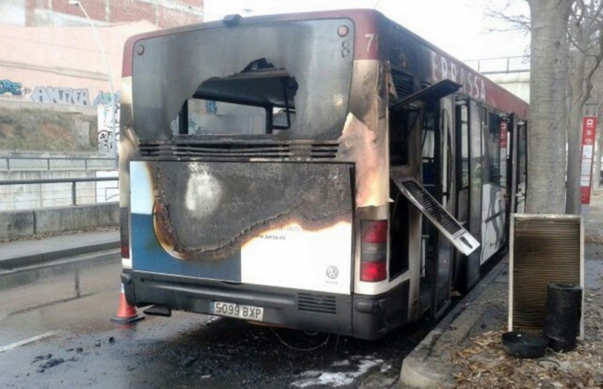 Estat en el qual ha quedat l'autobús cremat aquest dijous