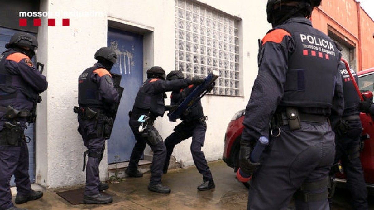 Els Mossos es disposen a esbotzar la porta d'una de les naus del grup criminal