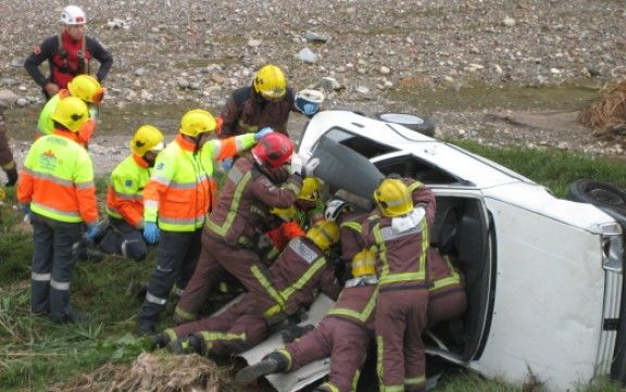 Un moment de la actuació dels diferents cossos del servei d'emergències durant el rescat del conductor d'un vehicle a la riera de Les Fonts