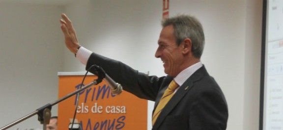 Josep Anglada saluda al públic assistent al míting celebrat a Ca n'Anglada.
