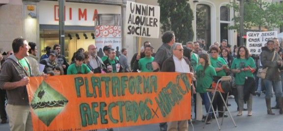 La Plataforma va protestar davant de l'Ajuntament reclamant mesures urgents contra els desnonaments.