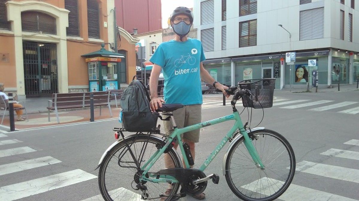Haritz Ferrando duu més de 15 anys circulant amb bicicleta per Terrassa.