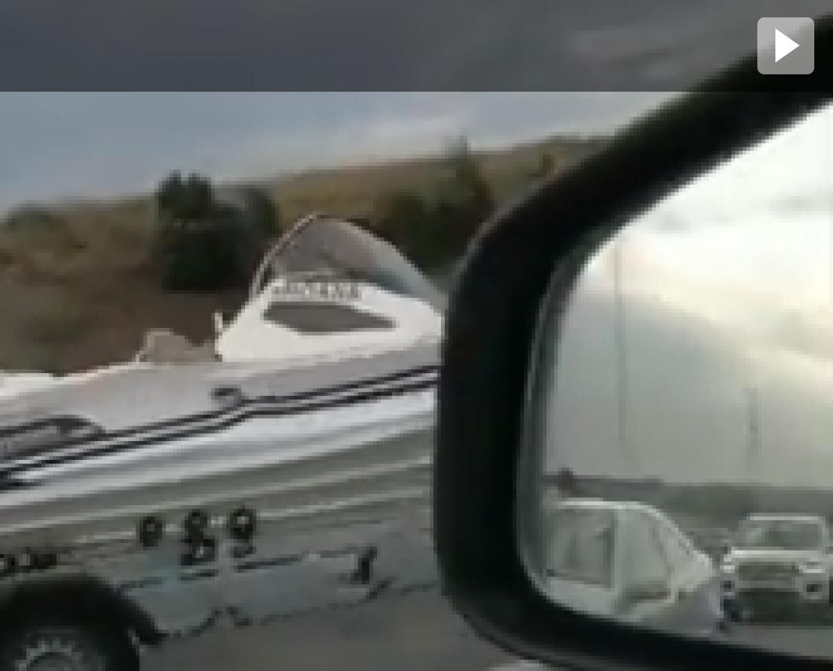 Fragment del vídeo amb el cotxe accidentat.