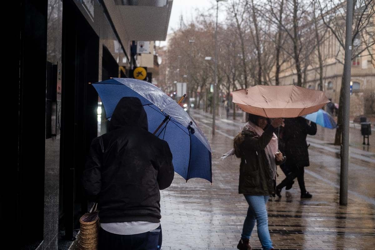 Imatge d'arxiu de gent amb paraigües pels carrers de la ciutat