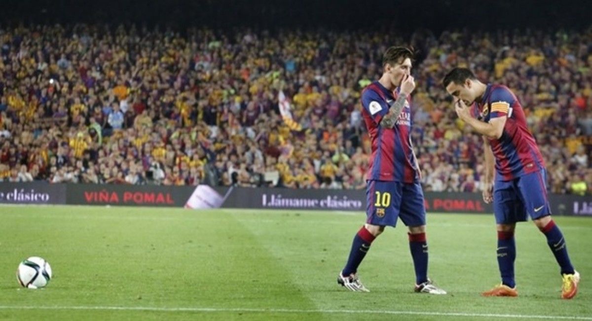 Xavi amb Messi, conversant abans de llançar una falta