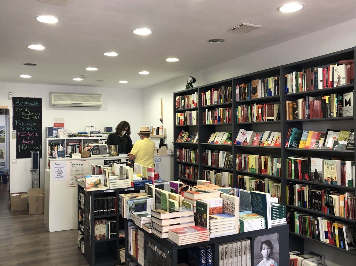 Àlvar Masllorens, propietari de la llibreria La Temerària de Terrassa, atenent a un client. 