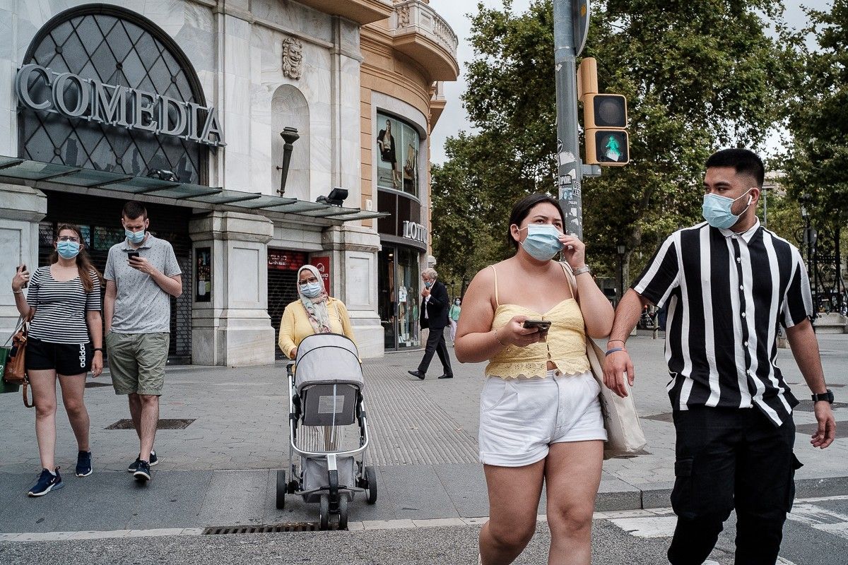 Gent amb mascareta al centre Barcelona.