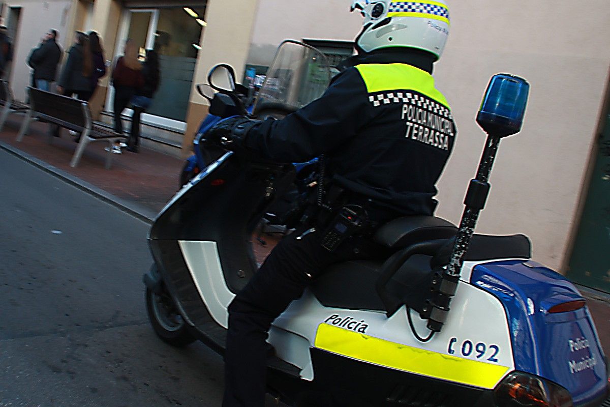 Un policia municipal de Terrassa, en moto.