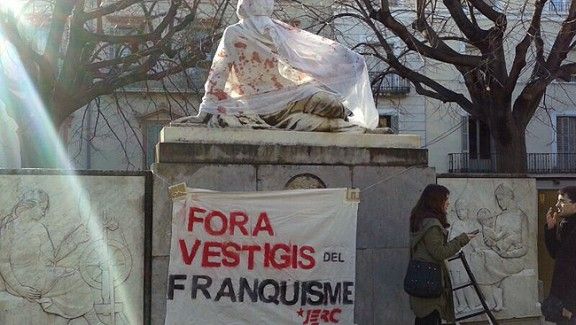 Pancarta de les JERC a l'escultura d'homenatge a Alfons Sala