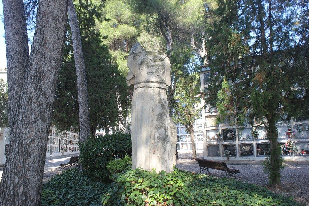 L'antiga estàtua de la Victòria, ara decapitada i exposada al cementiri.