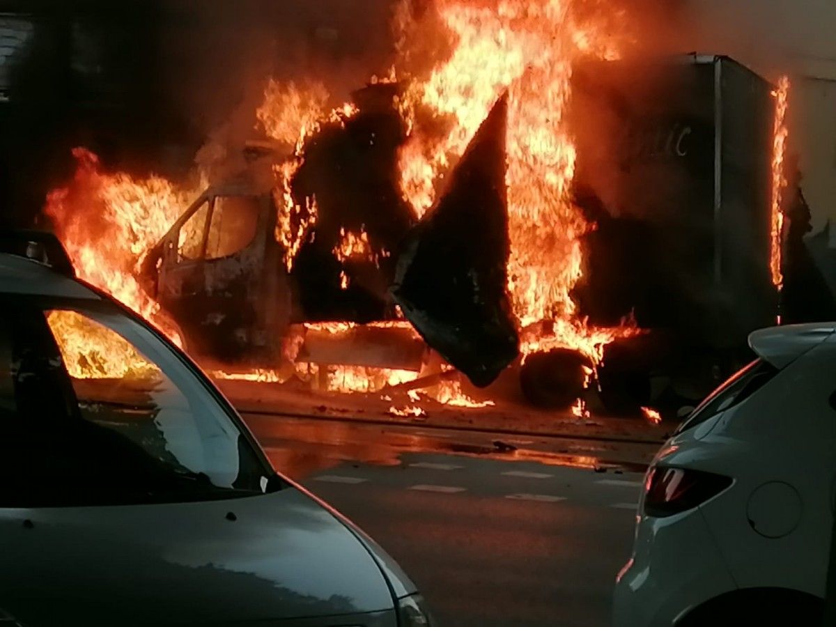 La furgoneta ha cremat a l'avinguda de Jaume I. 