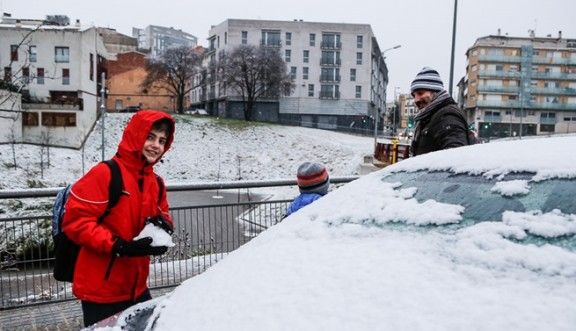Nens i adults han aprofitat la suspensió de les classes per jugar amb la neu 