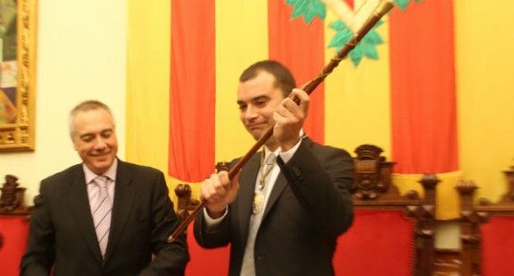 Jordi Ballart, amb la vara d'alcalde i la medalla de Terrassa.