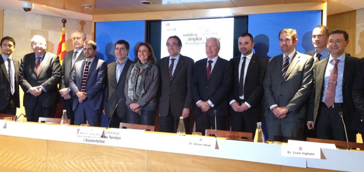 Alcaldes, Cecot, Diputació i el conseller de Territori en l'acte de presentació de l'informe 