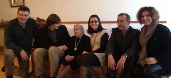 Equip de govern i Generalitat van lliurar una medalla a l'àvia Angela