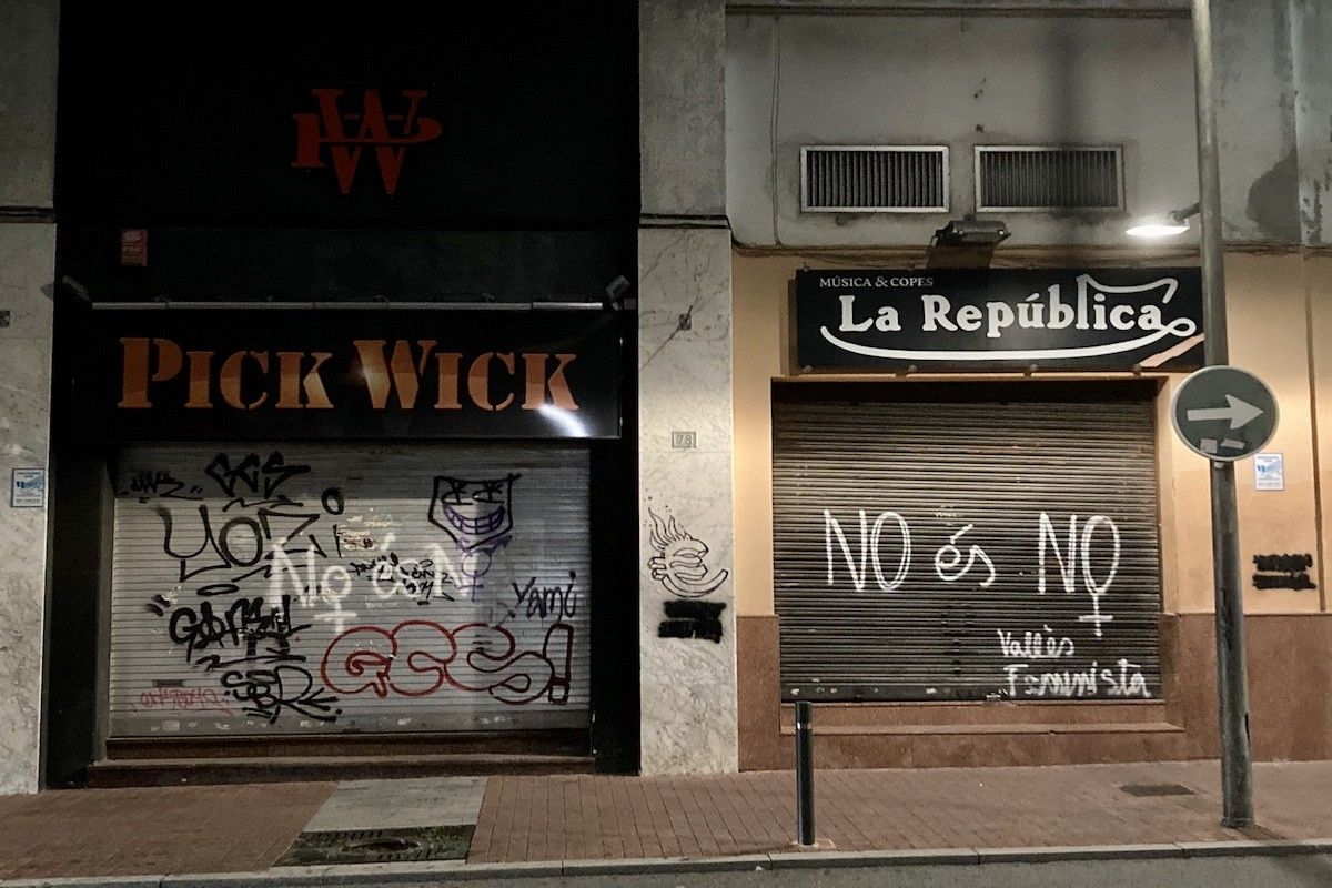 La discoteca Pickwick i La República, al carrer de la Rasa, tancades