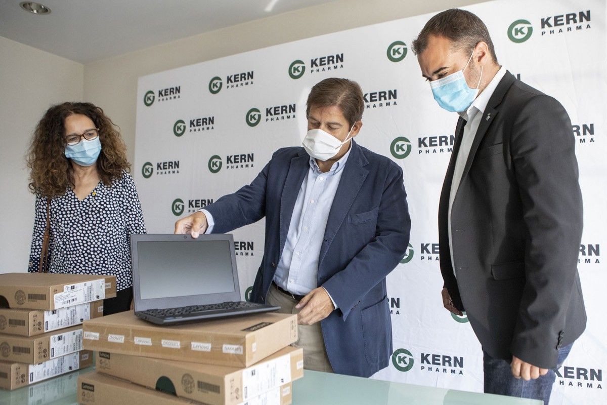 Ballart i Ciurana reben els portàtils de la mà del president de Kern Pharma, aquest dilluns.