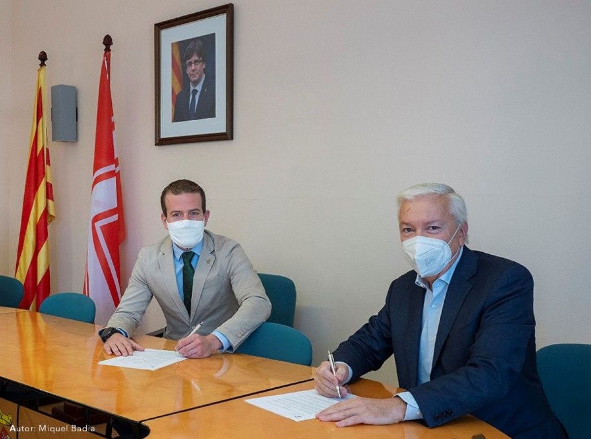L'alcalde de Matadepera i el president de la patronal Cecot durant la signatura de l'acord.