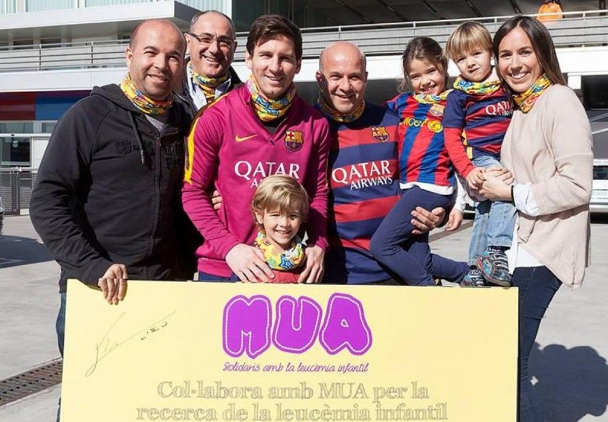 La família Sanromà amb Leo Messi, amb el buf solidari posat 