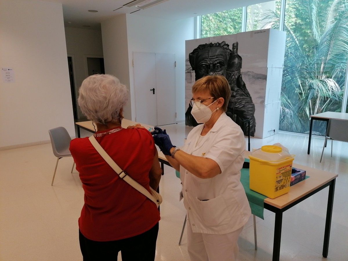 Vacunació de la grip al Centre Cultural El Carme de Badalona. 