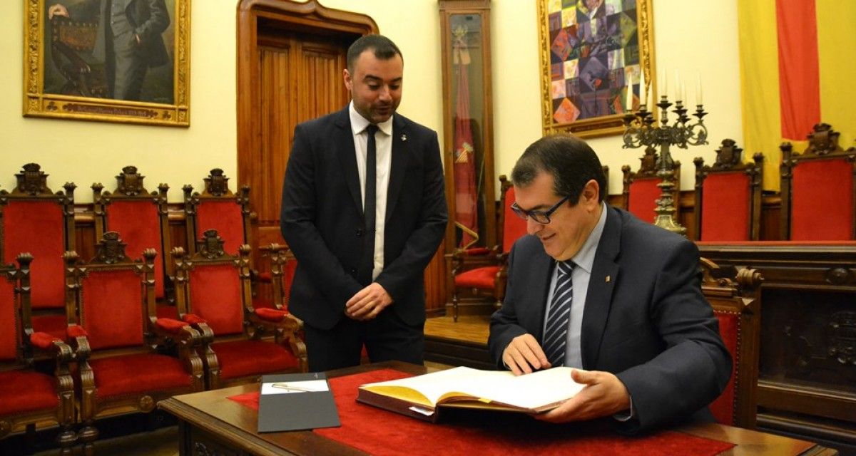 Jordi Jané signant el Llibre d'Honor de Terrassa, amb l'alcalde Jordi Ballart