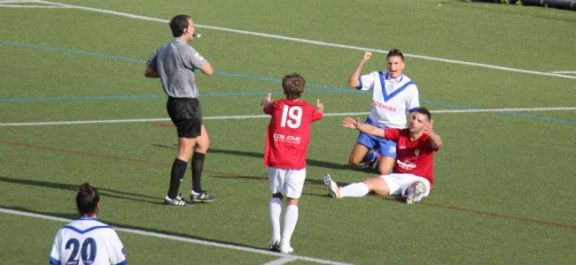 L'àrbitre assenyala el penal comès per Barriendos que va fer possible el segon gol.