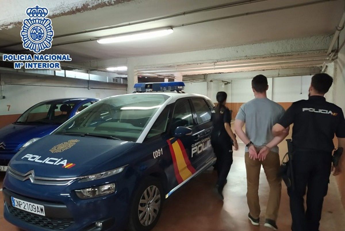 La policia espanyola s'enduu un dels detinguts de la trama a Terrassa.