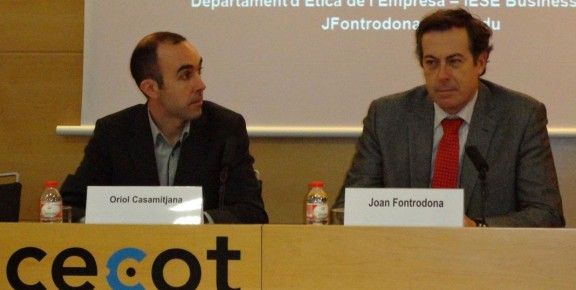 Oriol Casamitjana i Joan Fontrodona, durant la xerrada