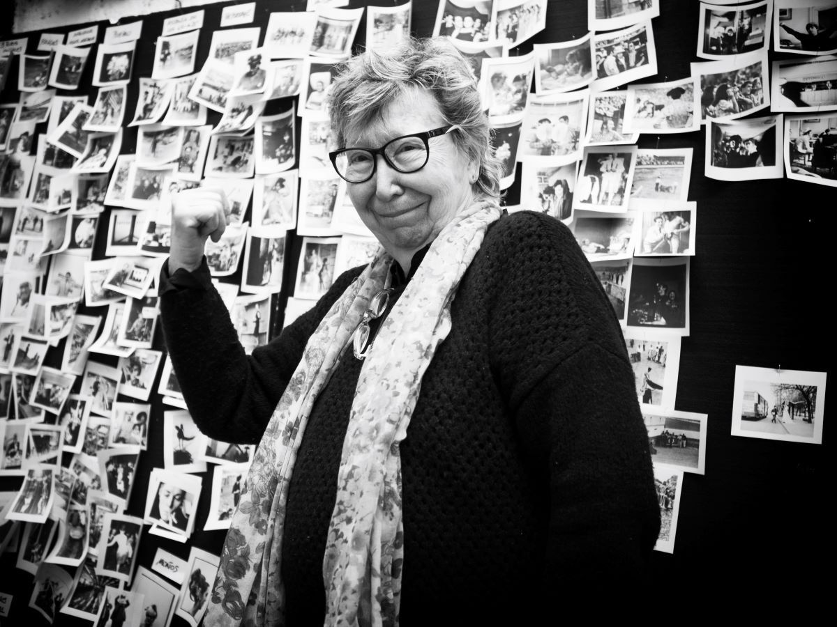 Joana Biarnés davant un recull de fotos