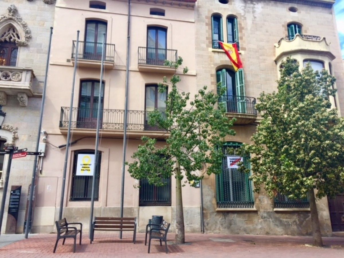 Imatge dels cartells que Ciutadans demana que siguin retirats de la façana de l'Ajuntament de Terrassa.