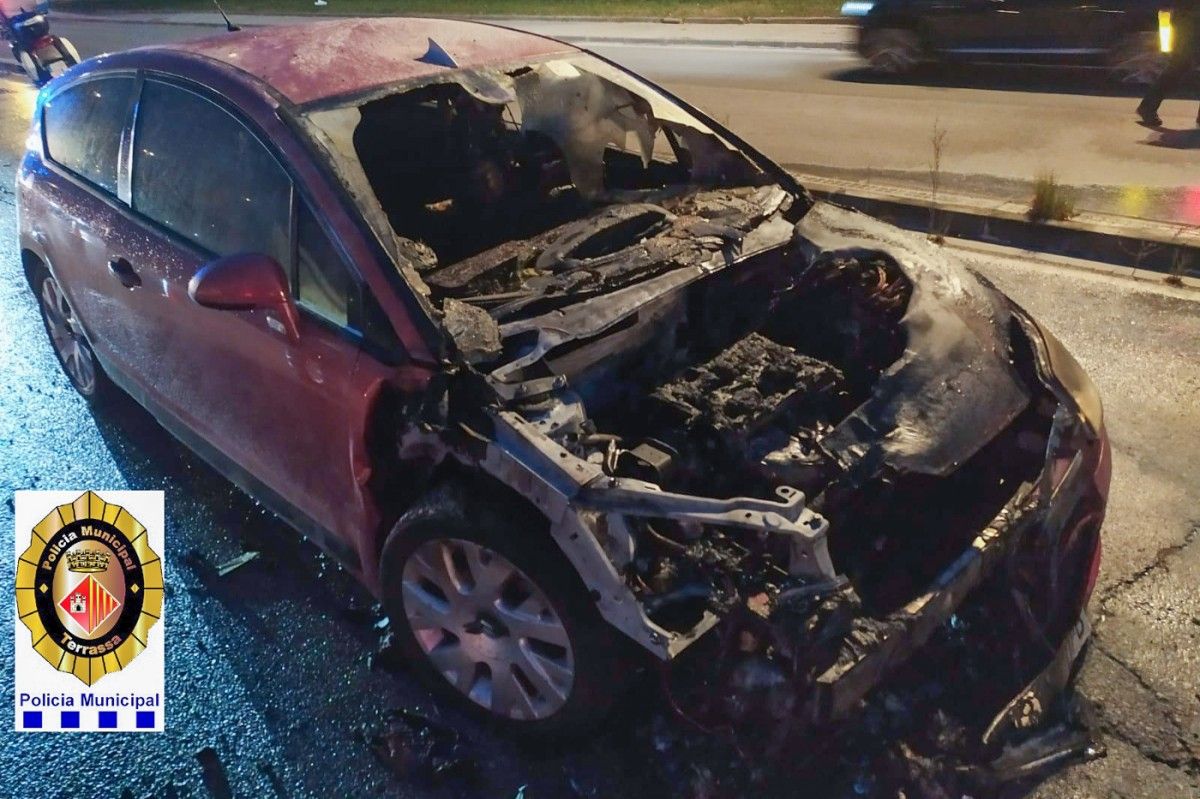 Imatge del cotxe cremat