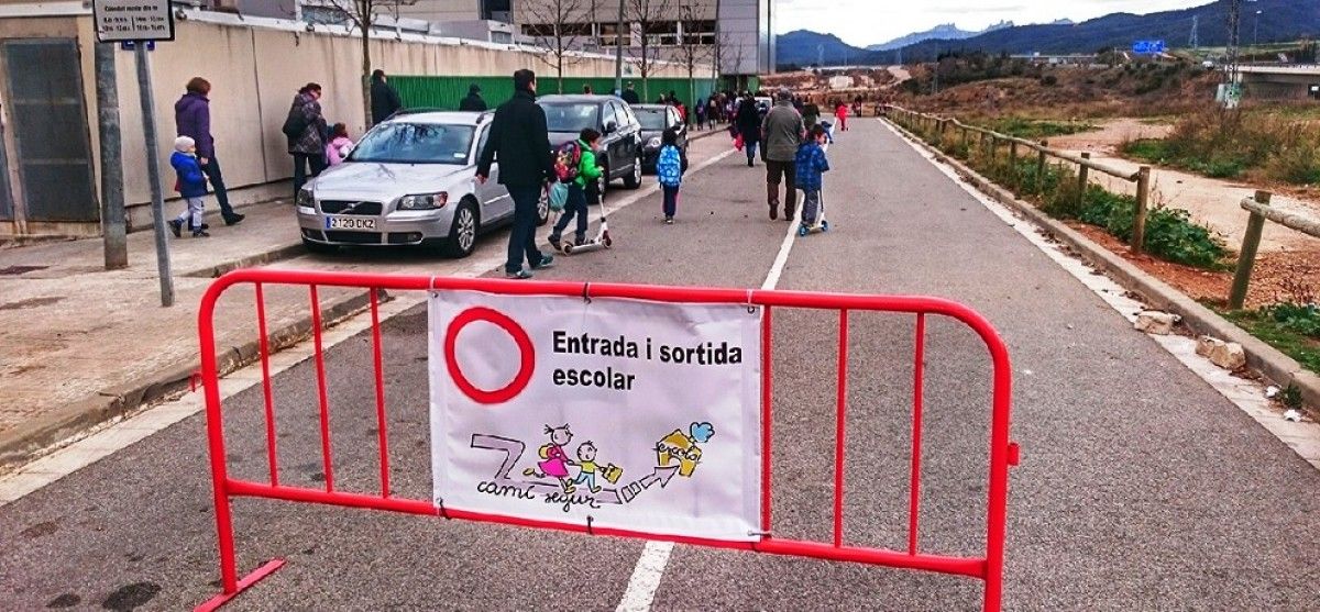 L'escola Serra de l’Obac regula el rànsit de vehicles en hores d'accés al centre