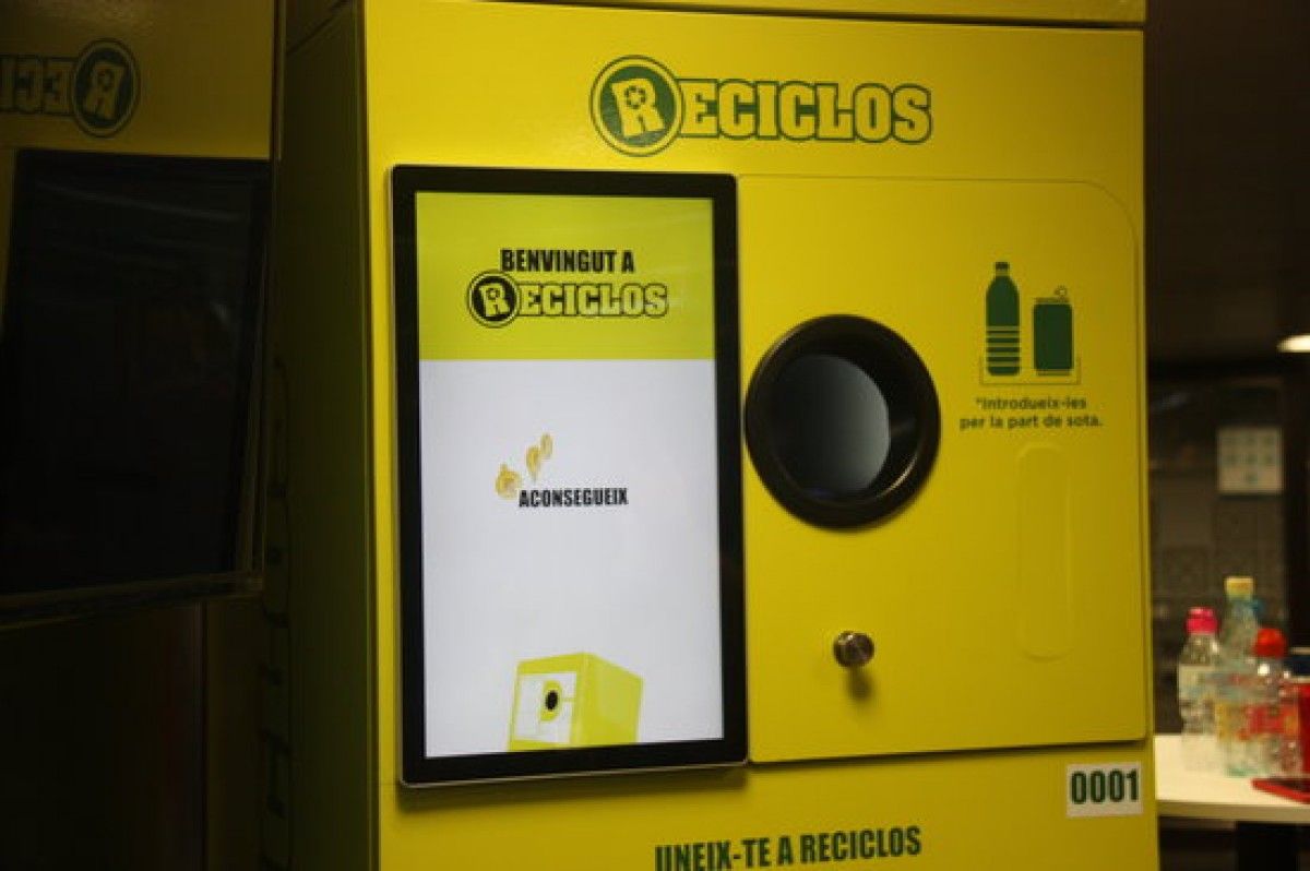 La màquina de reciclatge d'envasos, de color groc