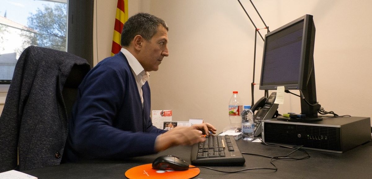Miquel Sàmper al seu despatx de l'Ajuntament de Terrassa