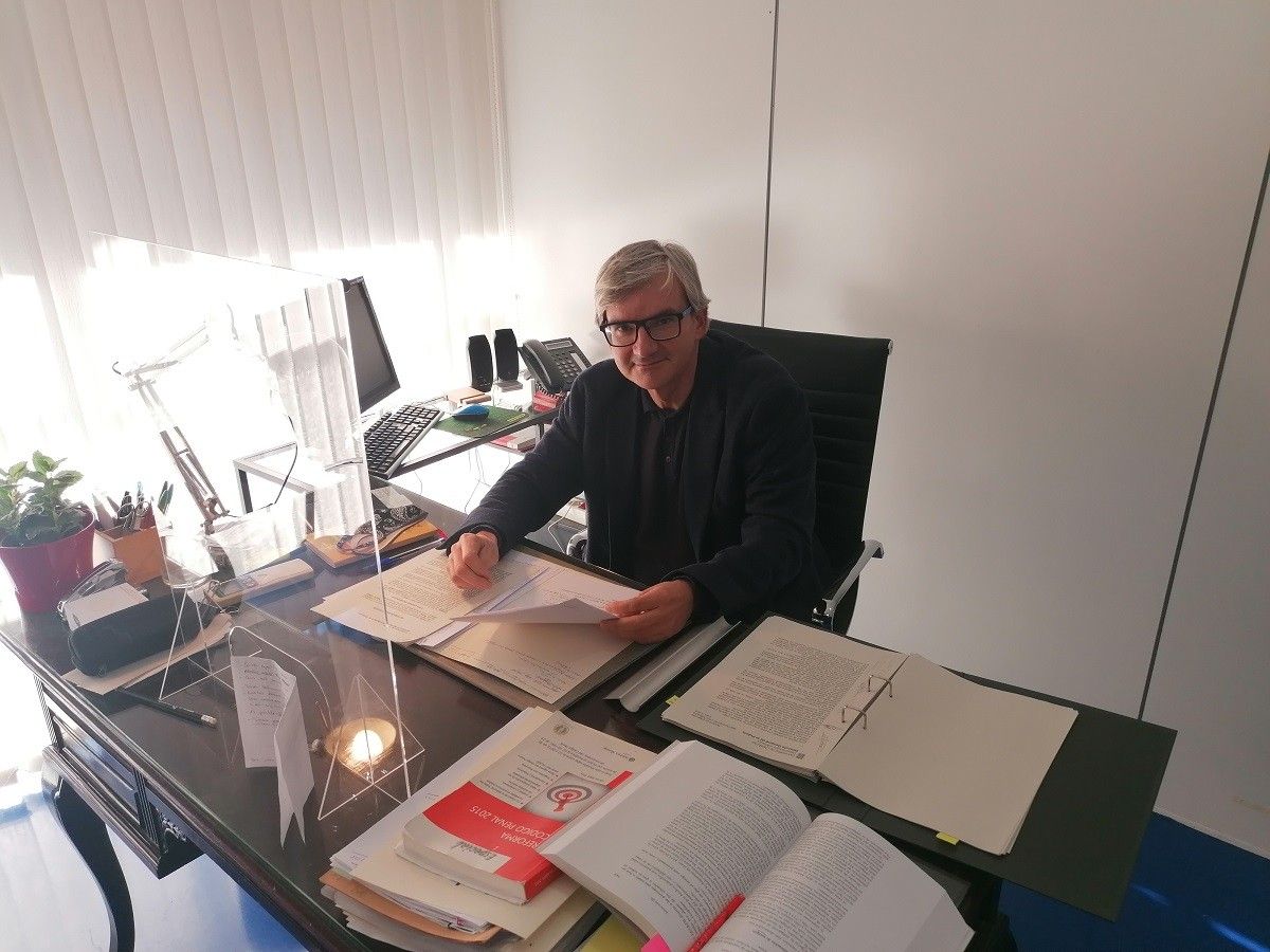 L'advocat Marc Pérez al seu despatx del centre de Terrassa.
