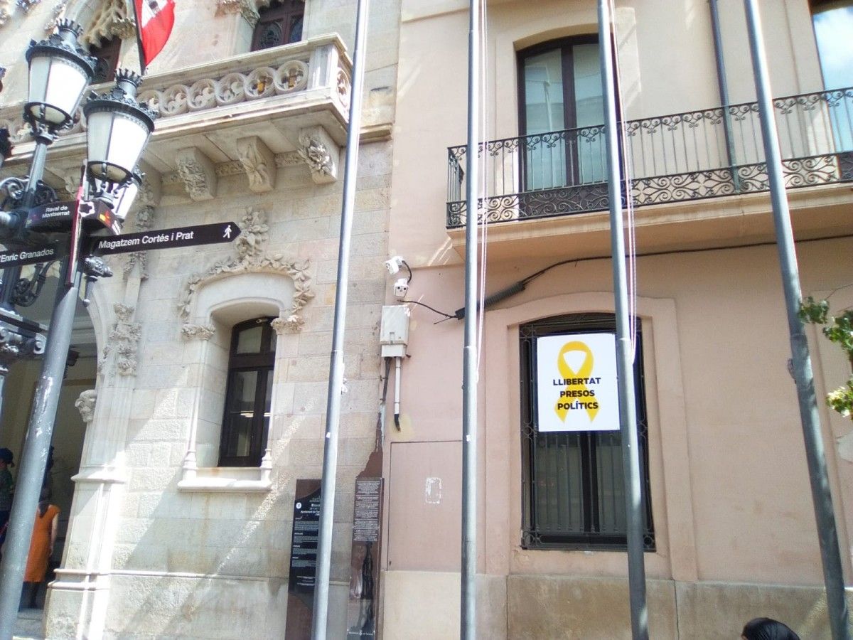 La pancarta se situa als baixos del Consistori, a la façana del Raval de Montserrat.