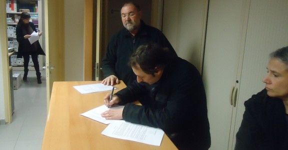 El socialista Jordi Adrià, firmant la moció