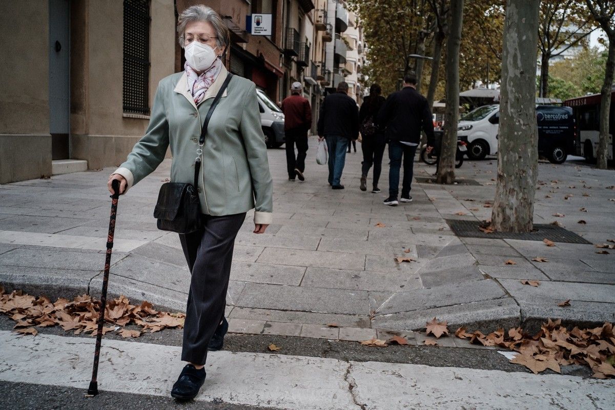 Una persona camina pel Centre de Terrassa durant la pandèmia de la Covid-19.