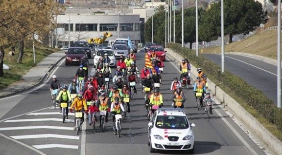 Desenes de persones van participar en una pedalada reivindicativa 