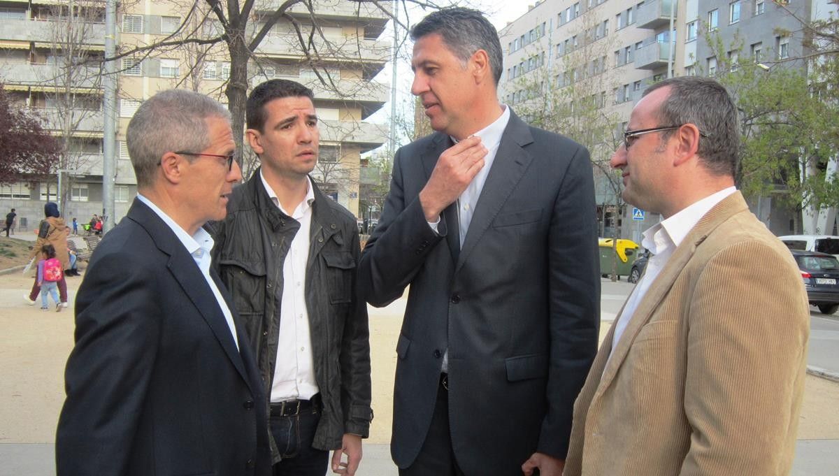 Albiol acompanyat dels representants del partit a nivell local, comarcal i provincial