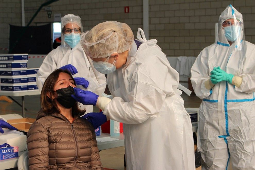 Una dona fent-se una PCR en un municipi català.